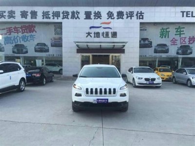 探究2014款進(jìn)口自由光都市版 二手市場(chǎng)中的白色座駕與專業(yè)洗掃車(chē)的對(duì)比分析